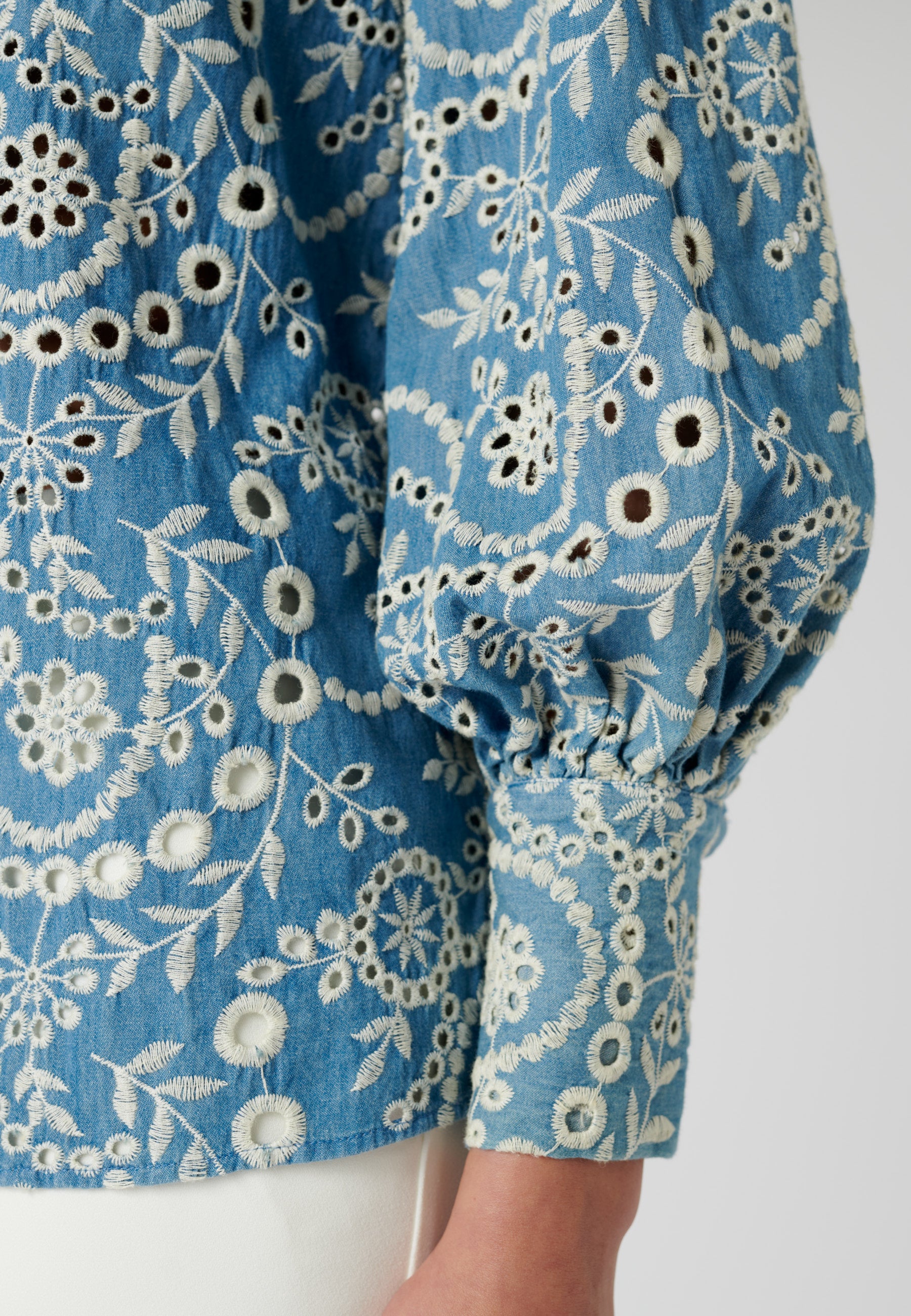 06-0123NS_5646_WOM_C