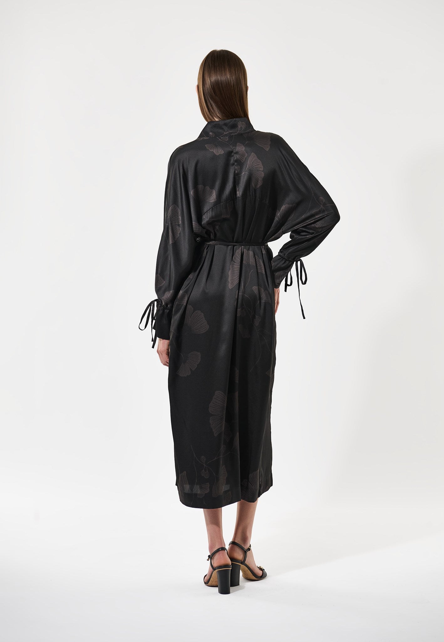 1821025 5933 100 Web